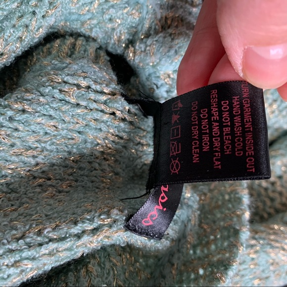 J.J. Basics cute sweater gold details and a bow - Picture 6 of 6